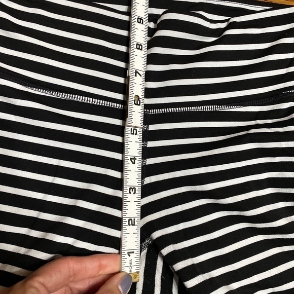 ATHLETA CHATURANGA CAPRI STRIPED LEGGINGS WOMEN'S SIZE M BLACK WHITE YOGA - Picture 9 of 9